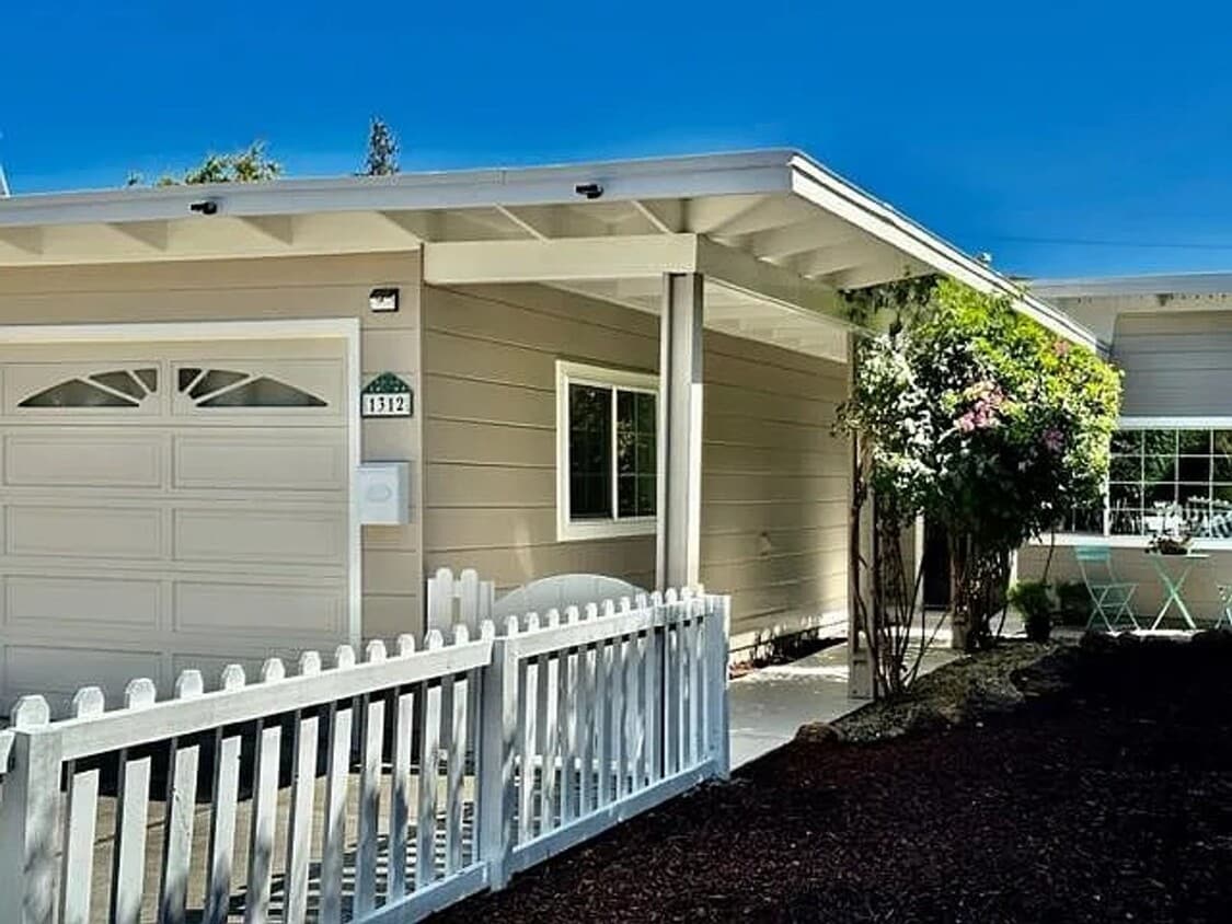 Foto principal - Cute Cottage in Belle Haven, Updated Interior, Remodeled Kitchen, Private Backyard!