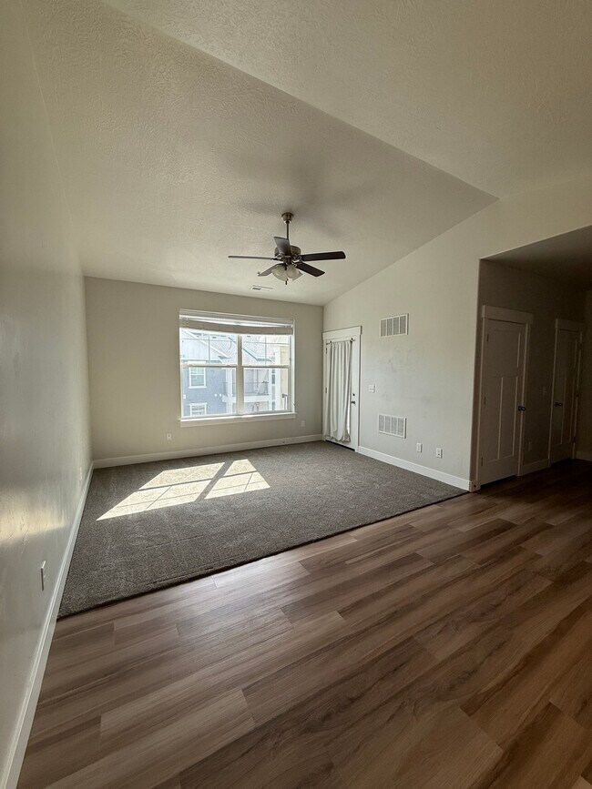 Foto del edificio - 14659 Bloom Dr