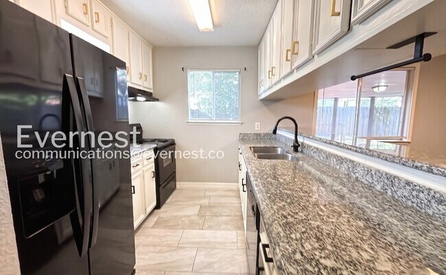 Foto del edificio - Limited Time Special Offer / 4 Bed, 2 Bath Home with Garage / Pet-Friendly / Available Now!