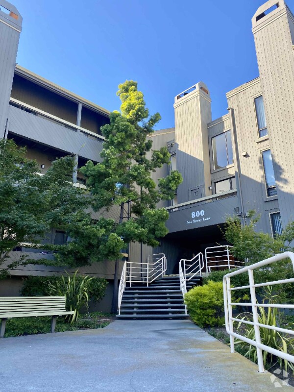 Building Photo - 800 Sea Spray Ln