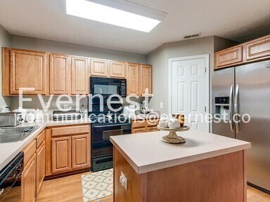 Foto del edificio - Special Offer: Sign an 8-10 month lease term and take advantage of a $500 move-in discount!/2-Bed...