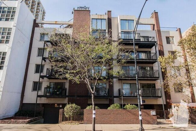 Building Photo - 1215 N LaSalle Dr