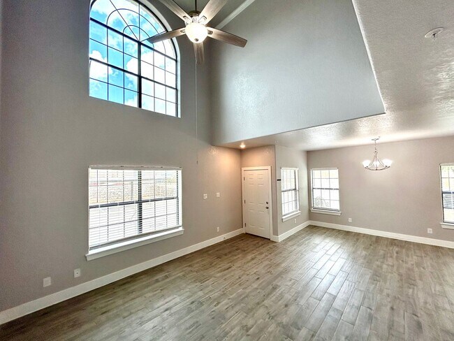 Building Photo - **APPLICATION RECEIVED** AVAILABLE NOW! 3 ...