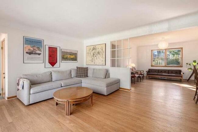 Building Photo - 9833 Blackburn St