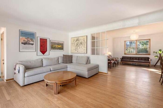 Foto del edificio - 9833 Blackburn St