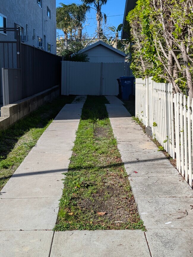 Foto del edificio - 849 N West Knoll Dr