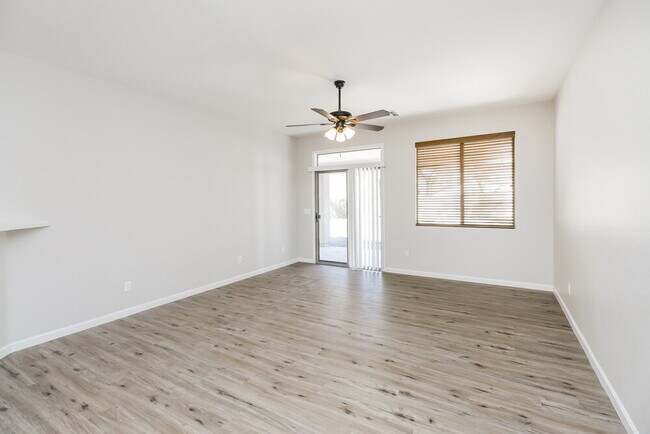 Building Photo - 1062 E Nickleback St