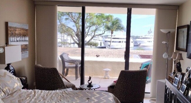 Foto del edificio - 134 Lakeshore Dr