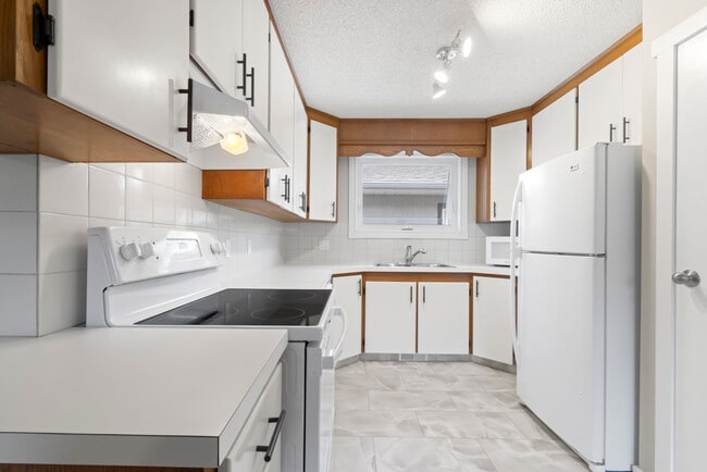 Kitchen - 3316 2 St NW