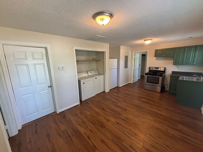 Foto del edificio - 26/28 Gardner Dr.