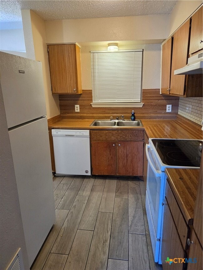 Building Photo - 900 Ticonderoga Dr