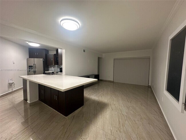 Foto del edificio - 9423 Fontainebleau Blvd