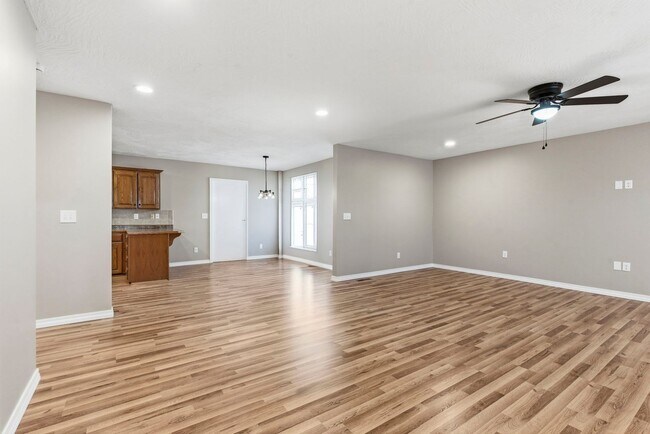 Foto del edificio - Updated home on large lot with GREAT SHOP!