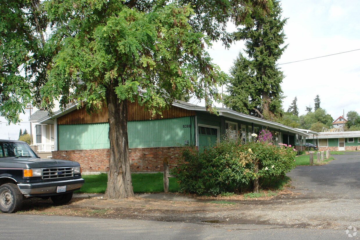 Primary Photo - 1611-1615 E North Crescent Ave