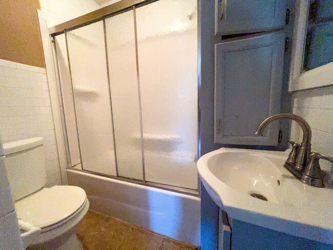 Building Photo - PRELEASING for AUGUST! Close to Campus