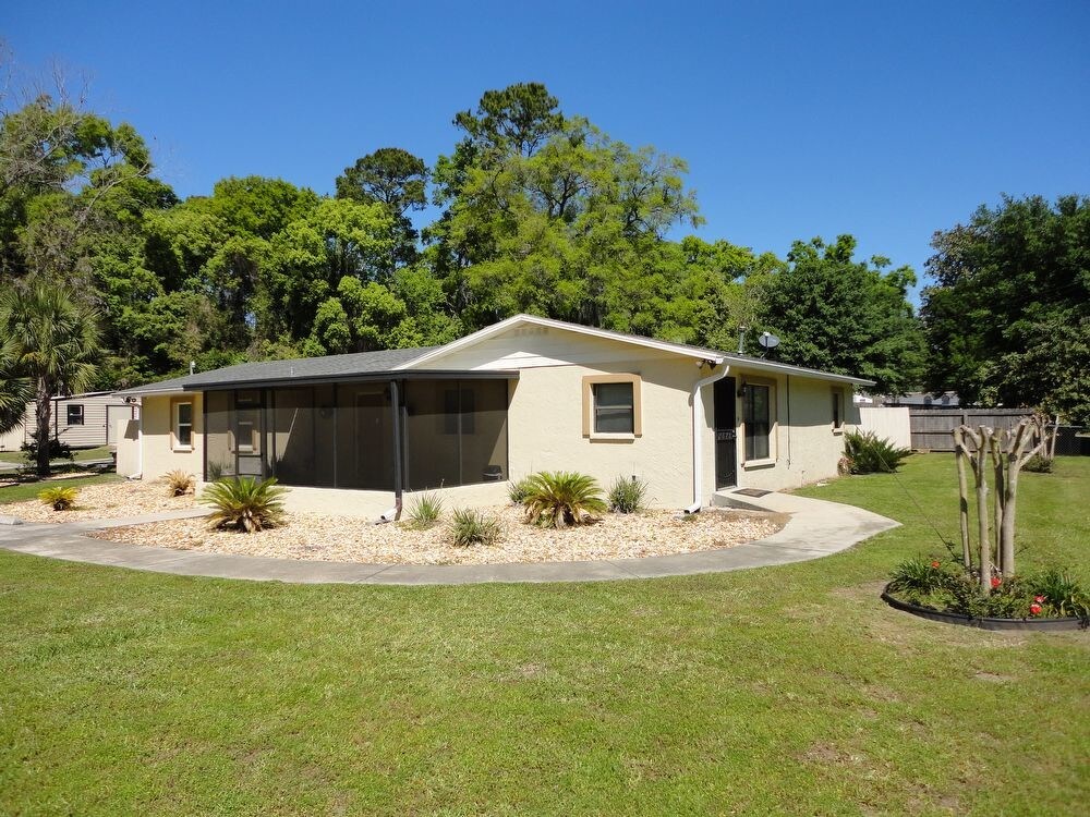 Primary Photo - Large 4 bedroom/3bath home