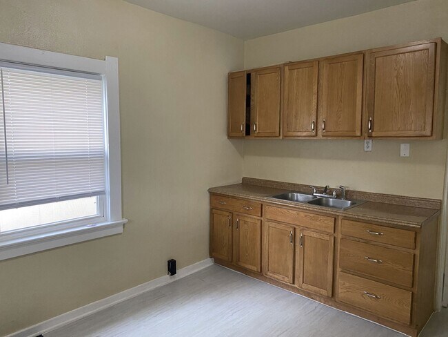 Building Photo - 2 Bedroom House - East Toledo