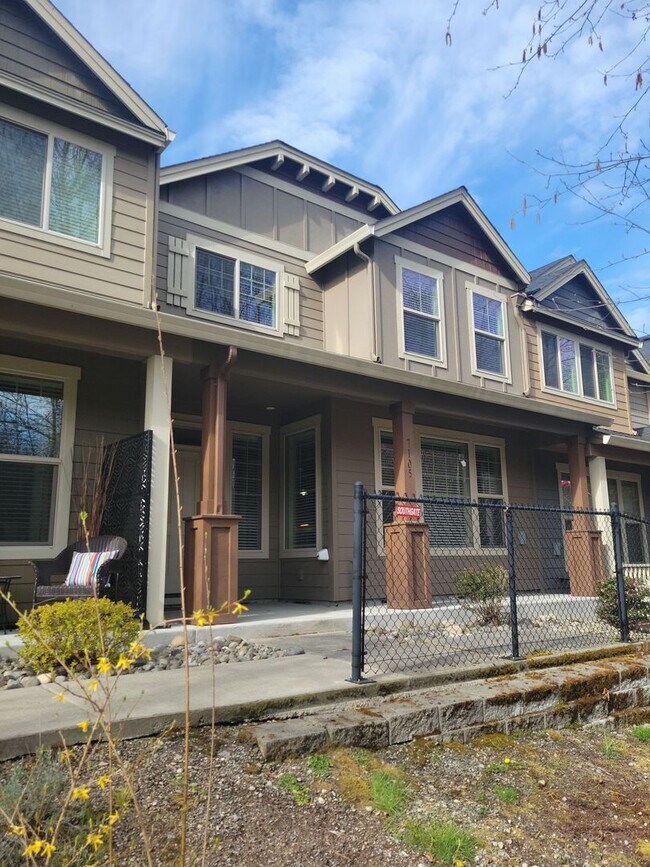 Building Photo - Beautiful Townhome in perfect location, only minutes from I-5