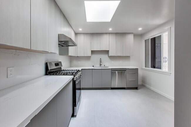 Foto del edificio - Beautiful Updated 3BD/2BA + Bonus Room Hom...