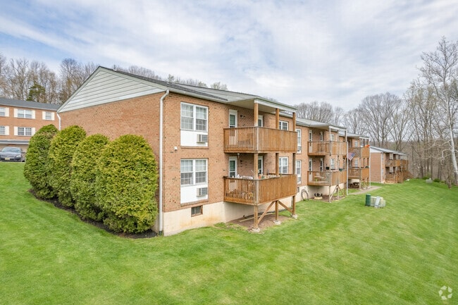 Building Photo - Pine Crest Apartments