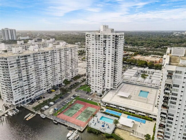 Foto del edificio - 2750 NE 183rd St