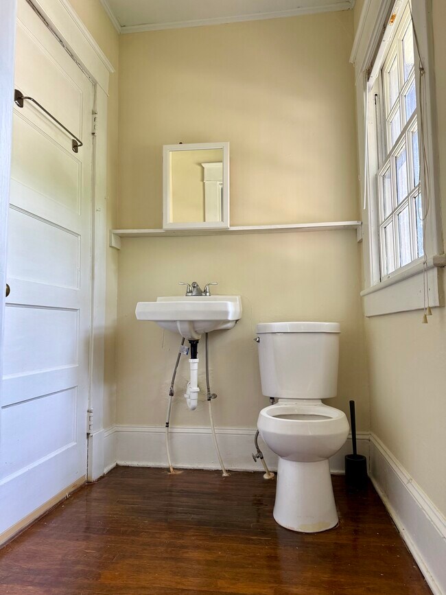 1/2 Bathroom - 809 Rankin Pl