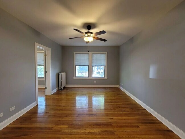 Building Photo - 3425 N Marshfield Ave