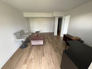 Building Photo - 6 Miracle Trl