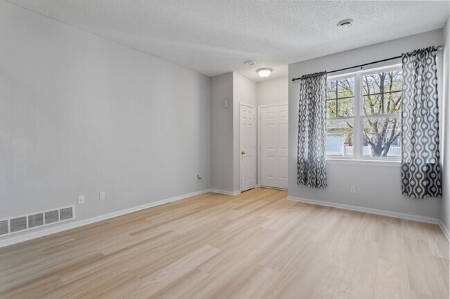 Foto del edificio - 9105 Holly Ln N