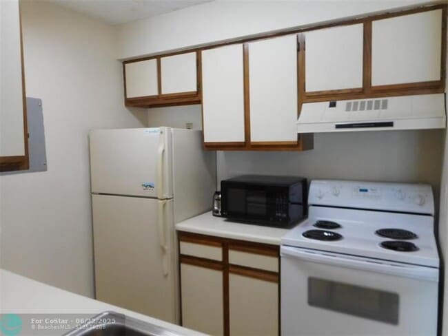 Building Photo - 2900 S University Dr