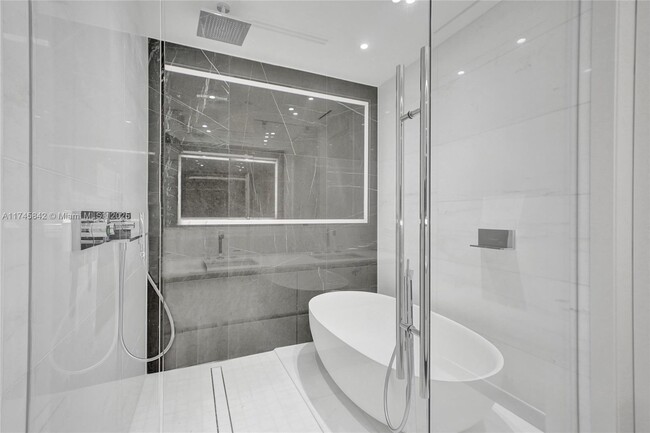 Building Photo - 300 Biscayne Boulevard Way
