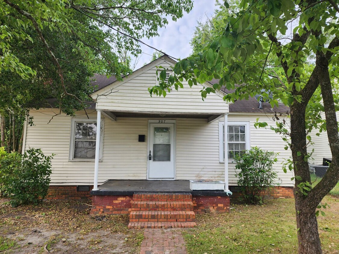 Primary Photo - Cute 2 bed 1 bath home close to Downtown!
