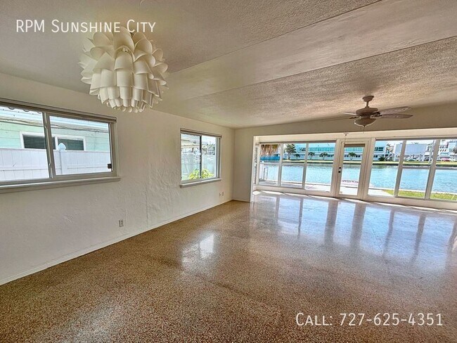 Foto del edificio - Waterfront home with dock walking distance...