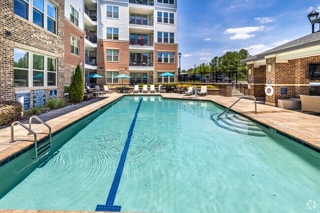Piscina climatizada con estilo de resort - Overture Cary
