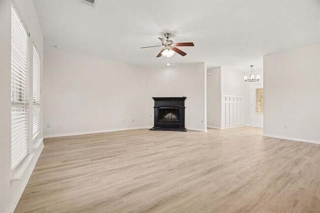 Building Photo - 908 Lincoln Dr