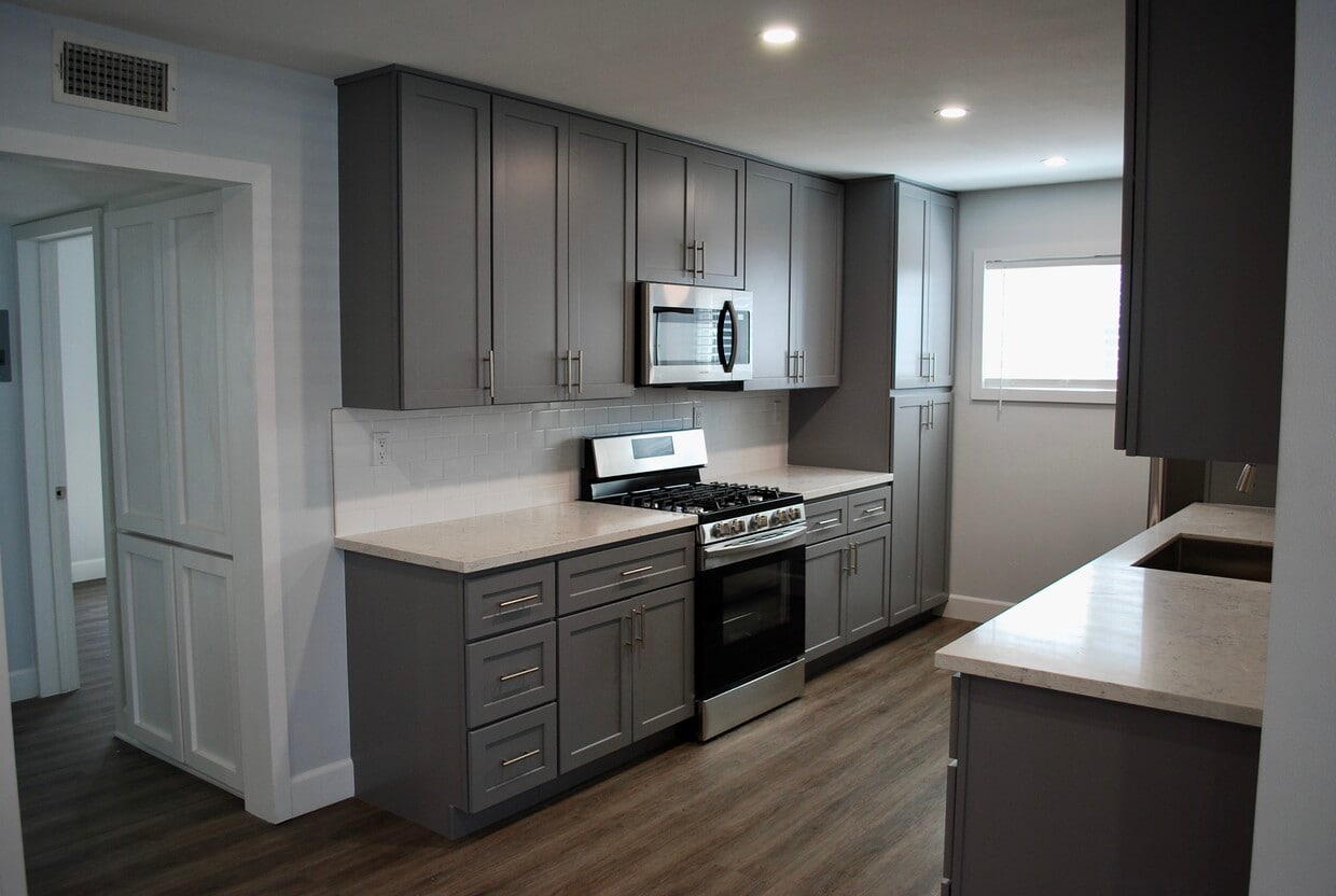 Foto principal - 7116 S La Cienega Blvd