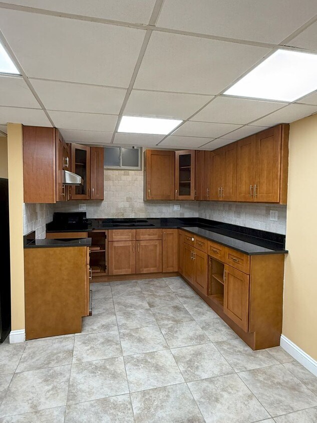 Building Photo - 8BR 3Bth duplex. Great for a group of students for 2026 year!