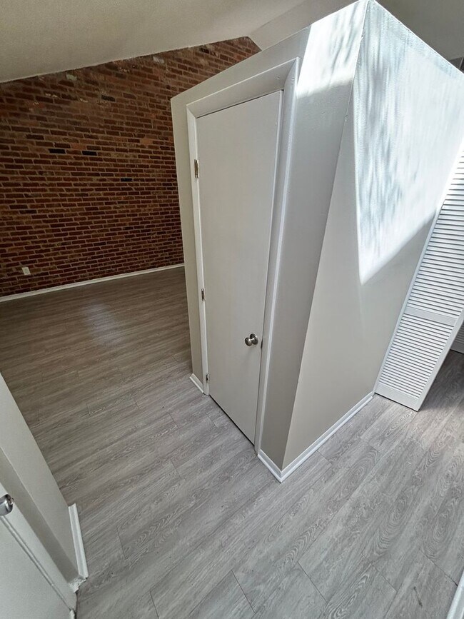 Building Photo - 2 Bedrooms / 1.5 Bathrooms ~ Crossroads Area ~