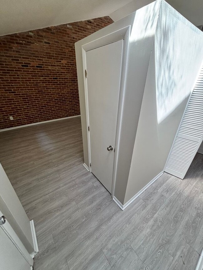 Foto del edificio - 2 Bedrooms / 1.5 Bathrooms ~ Crossroads Area ~