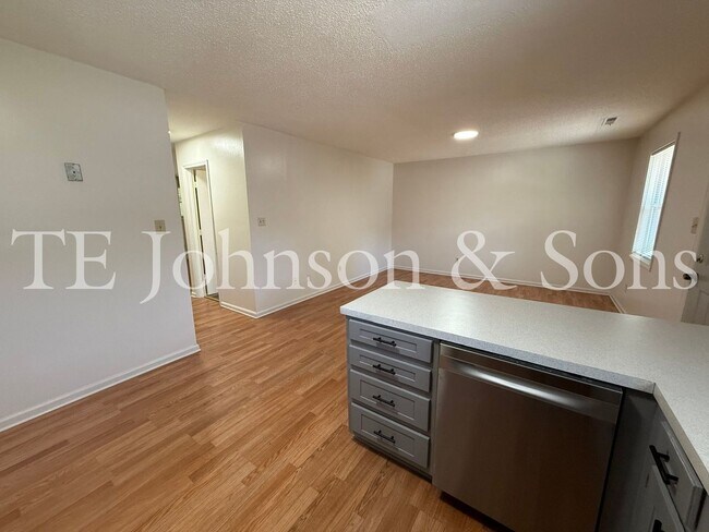 Foto del edificio - 1506 Oakshire-Water Included