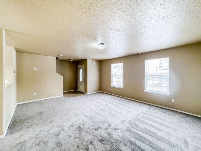 Building Photo - Spacious 3 Bed + Bonus Room in Desirable Charter Pointe Community