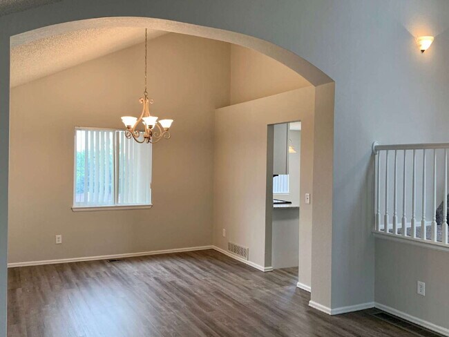 Foto del edificio - Renovated 4 BR/3.5BA Home with Large Backyard & Finished Basement! Cherry Creek Schools! Minutes ...