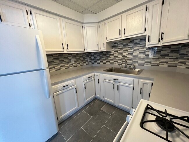 Building Photo - 8 Gladding Pl
