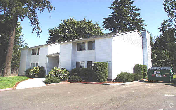 Building Photo - Golden Pines Apartments