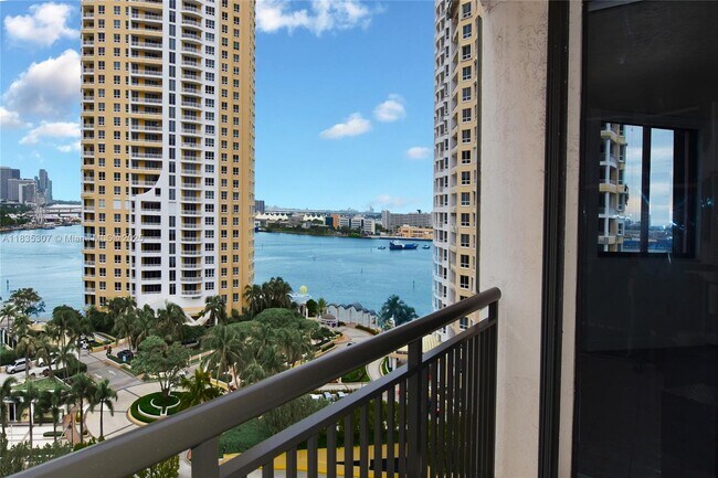 Foto del edificio - 540 Brickell Key Dr
