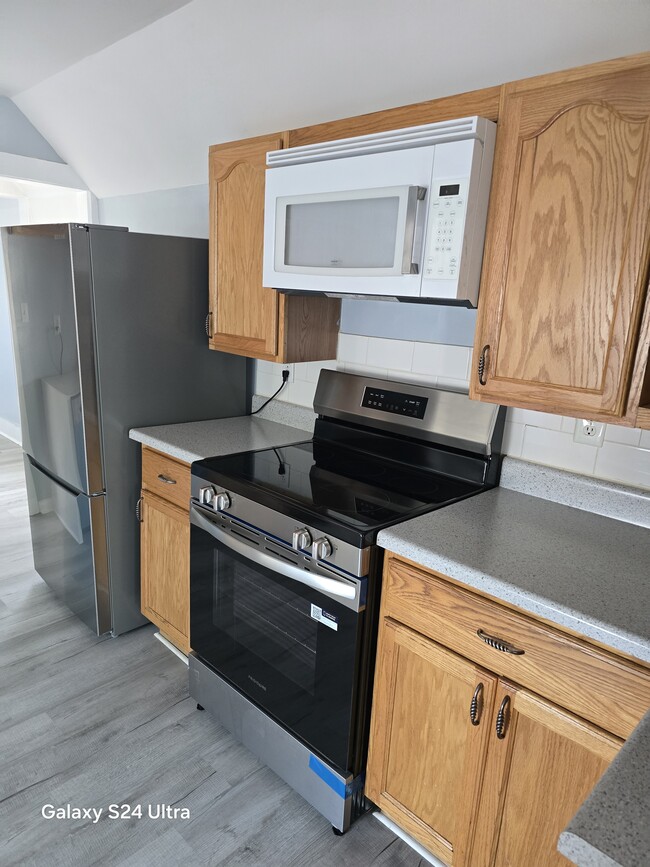 Building Photo - BEAUTIFULLY RENOVATED 2 BEDROOMS WITH BALCONY