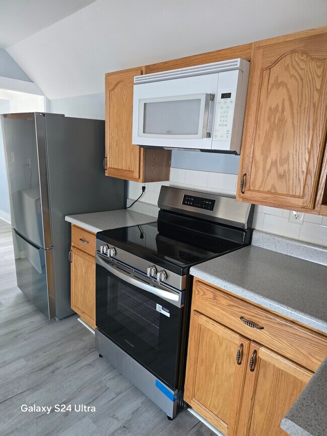 Foto del edificio - BEAUTIFULLY RENOVATED 2 BEDROOMS WITH BALCONY