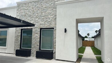 Building Photo - 2107 Dragonfly St
