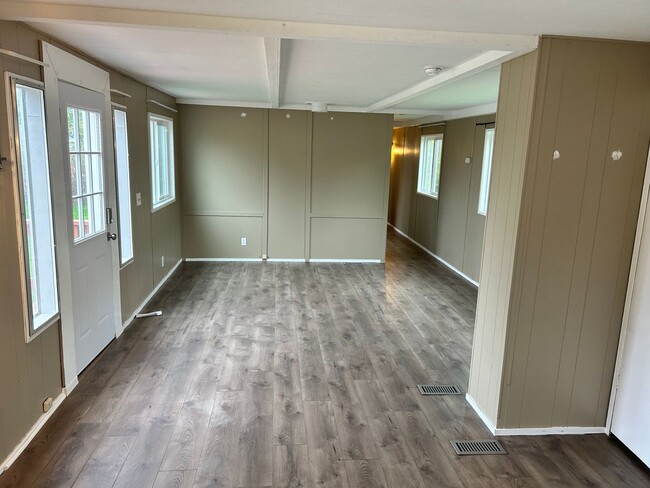 Building Photo - Updated 2 bedroom In the Heart of Cascade
