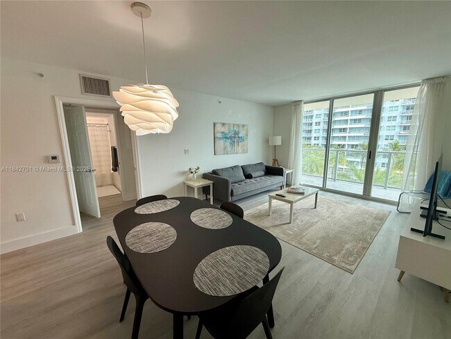 Building Photo - 1155 Brickell Bay Dr